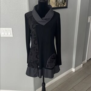 Fleur de Lis Collection Black and Gray Long-Sleeve Cowl Neck Tunic Dress